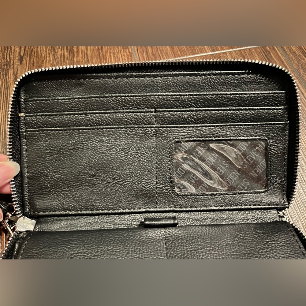 Steve Madden wallet/wristlet.  Zipper closure. Lots of space. Black & white. - Picture 4 of 15